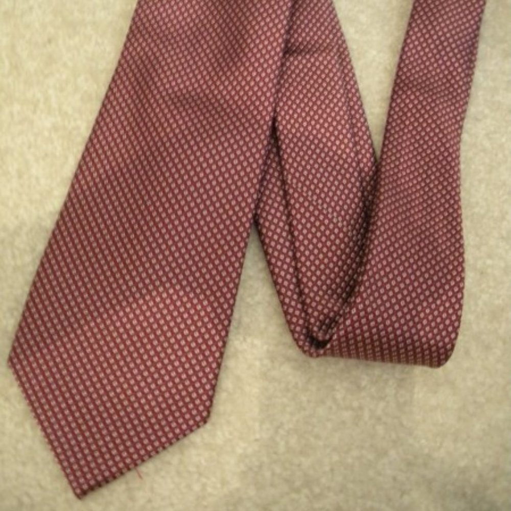 Mens Tie DKNY 100% Silk Square Pattern on Deep Red - 60 " L X 3 1/4 " W - NWOT